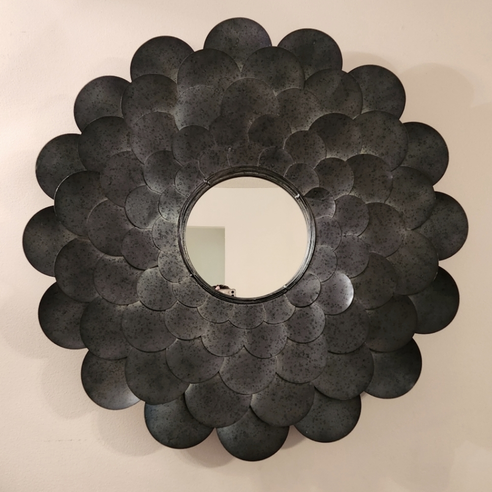 Wall mirror accent